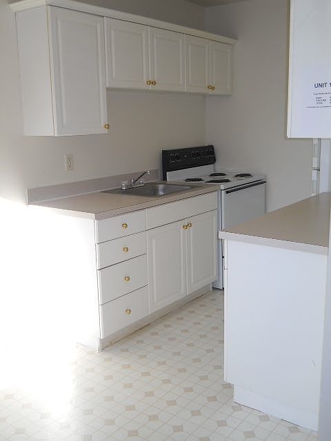 1st image of 615 S G St