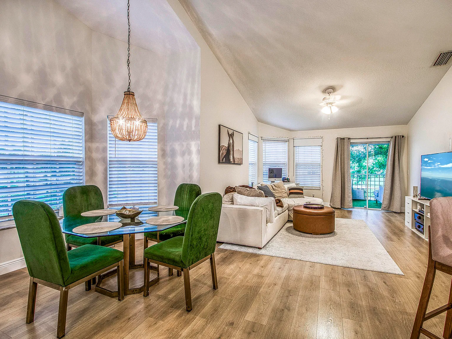 3 bed, 2.0 bath, 1310 sqft, $3,250 — Photo 3