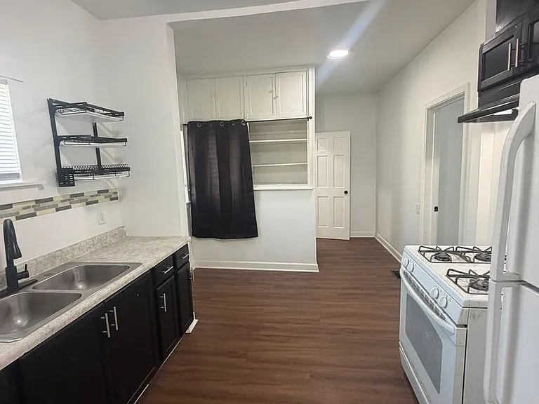 2435 Diamond Ave — Photo 5