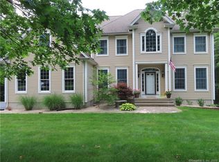 8 Kalmia Dr, Gales Ferry, CT 06335