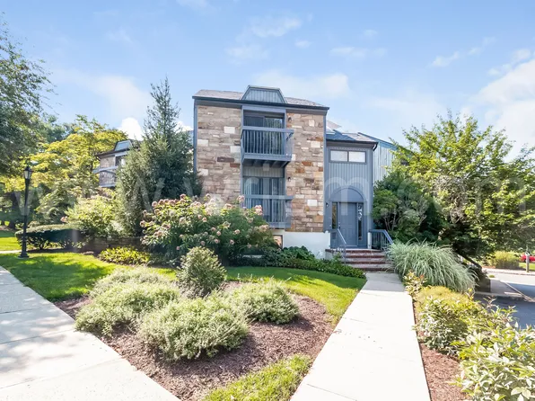 58 Kensington Ct, Hackettstown, NJ 07840