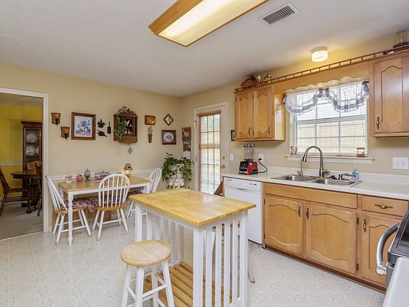 3rd image of 101 Harkness Ct