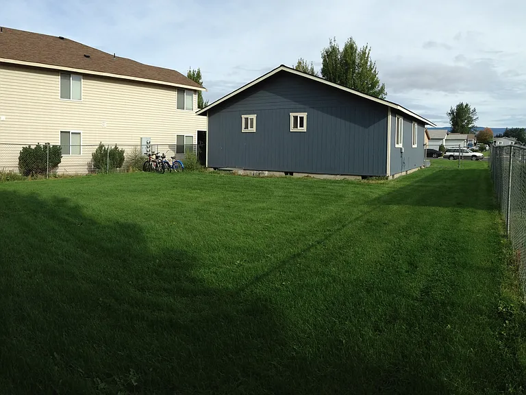 906 Juniper Ave — Photo 2