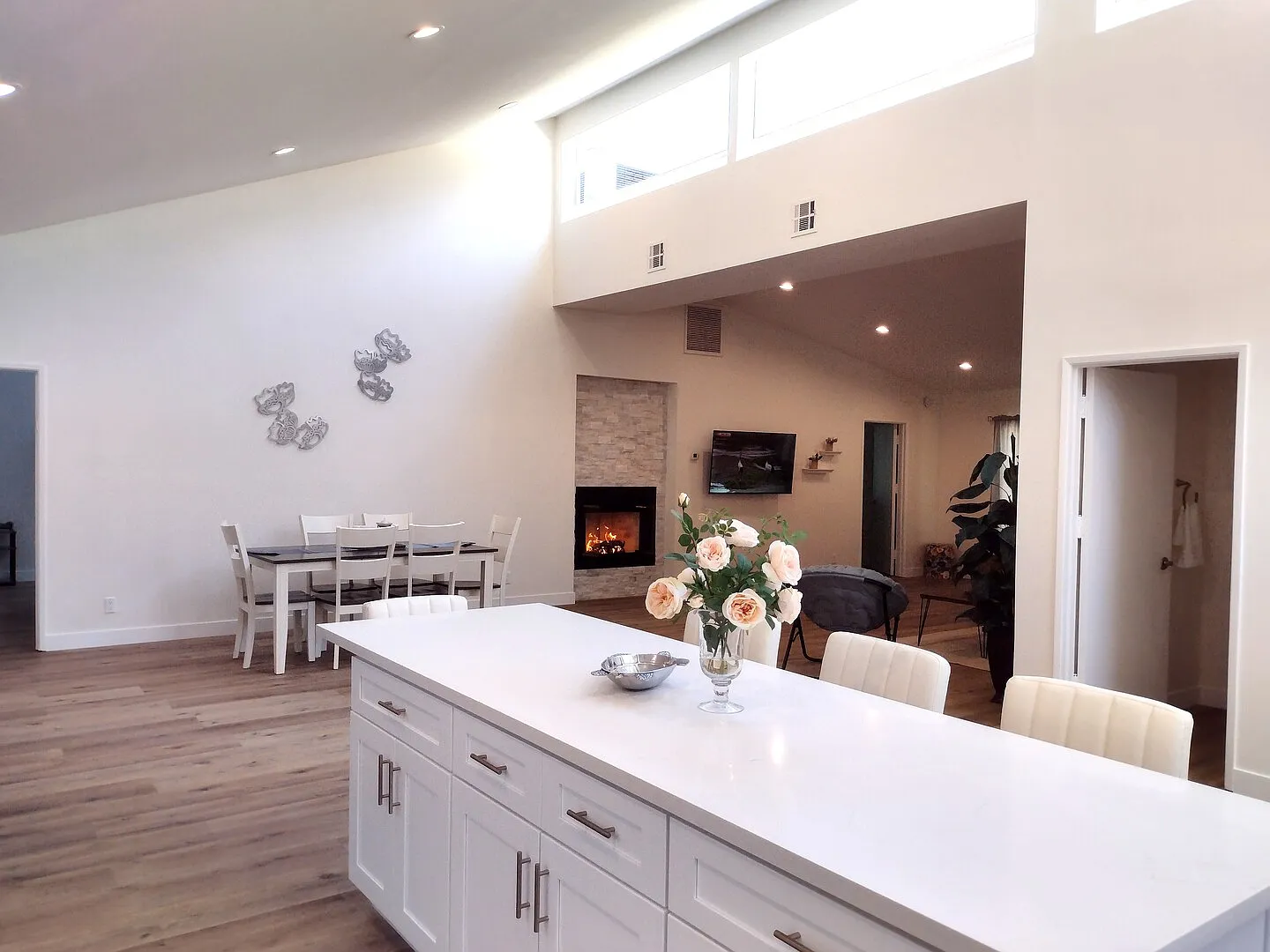 Modern House, 3 Bedrooms Each With Own Bathroom — Photo 2