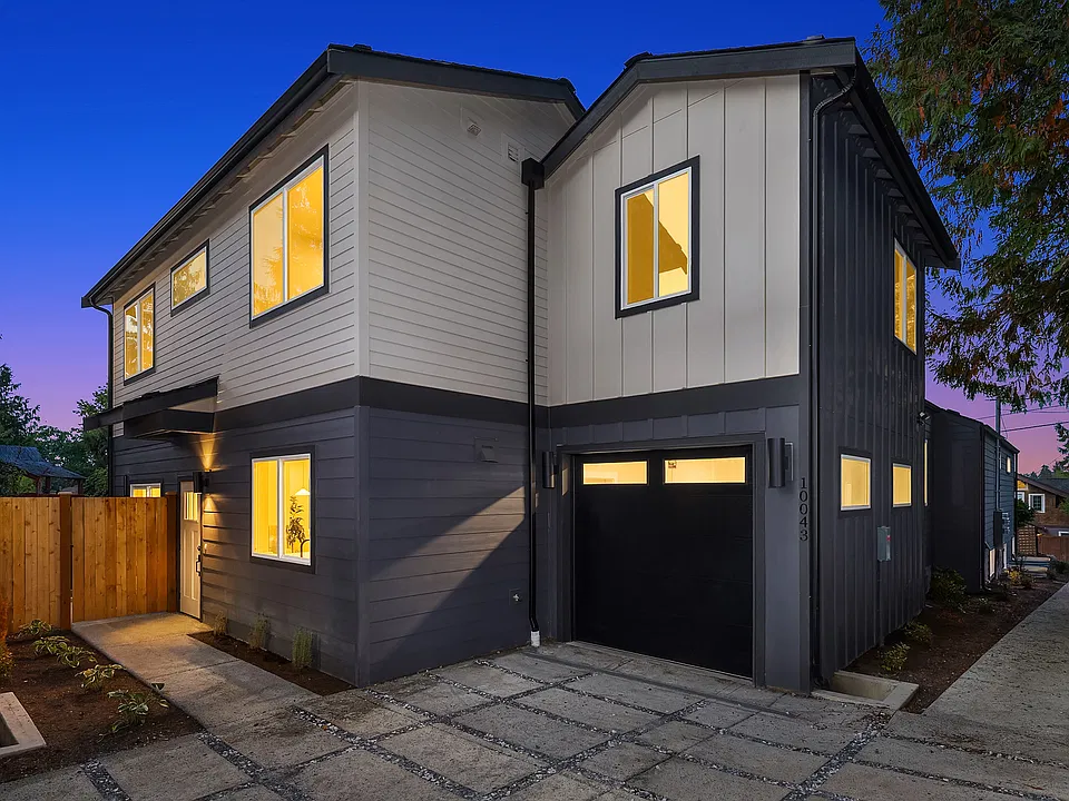 10043 38th Ave NE