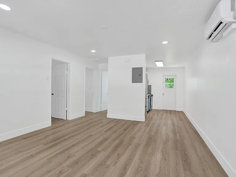2020 NE 15th St — Photo 4