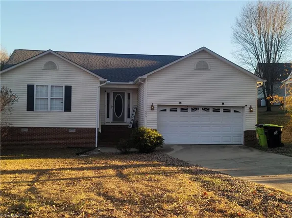 596 Colleen Dr, Thomasville, NC 27360