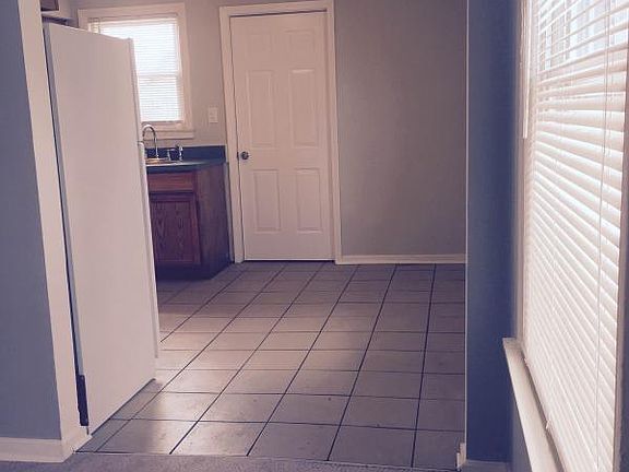 5th image of 820 E Bernhard Ave