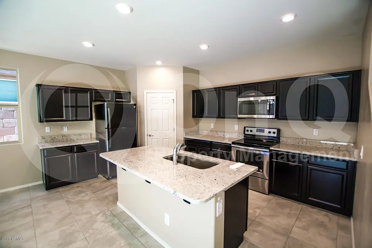 3 bed, 2.5 bath, 1905 sqft, $2,450 — Photo 4