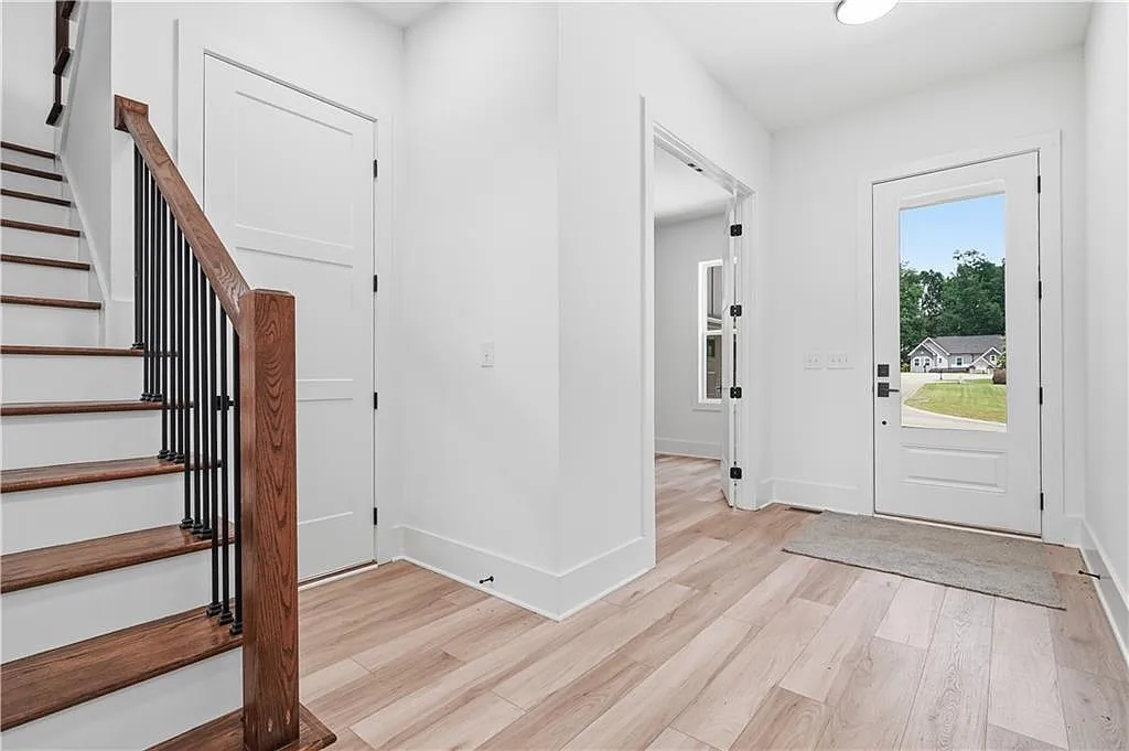 5 bed, 3.5 bath, 4656 sqft, $3,999 — Photo 4