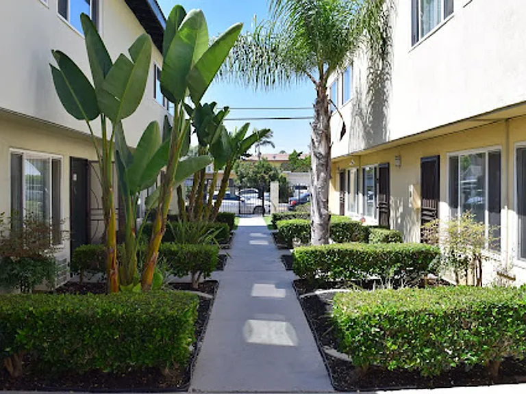 Villa Pacific Townhomes — Photo 8