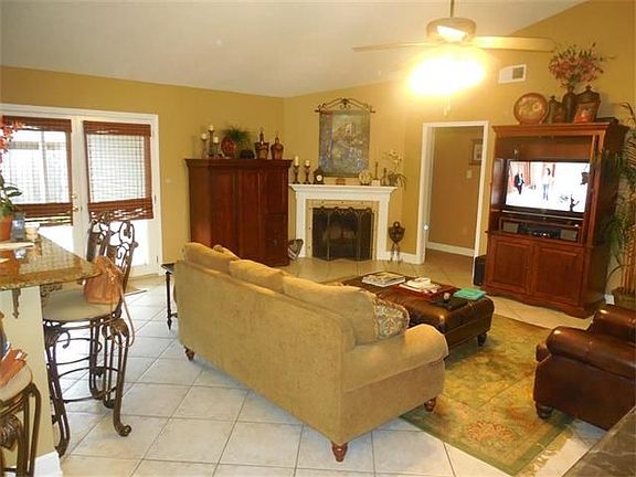 2nd image of 1701 Carriage Ln