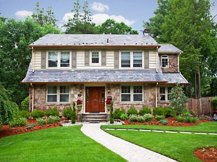 ELEGANT CENTER HALL COLON