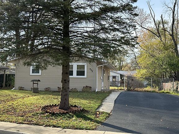 3rd image of 988 Berkley St