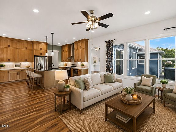 5th image of 305 Ridgepoint Cir