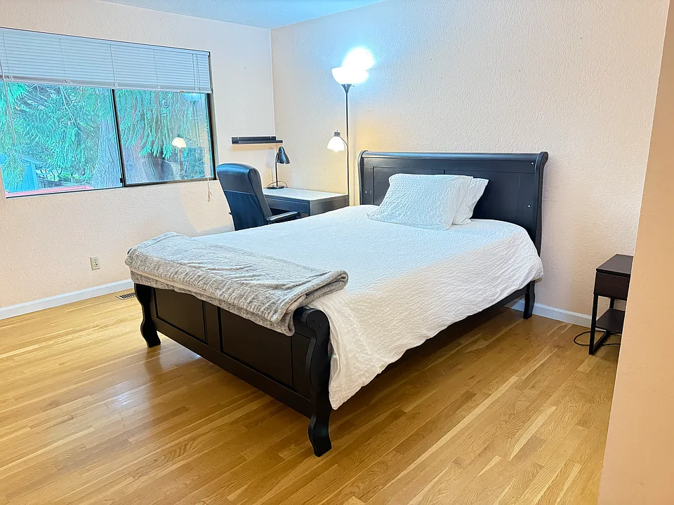 11035 20th Ave NE