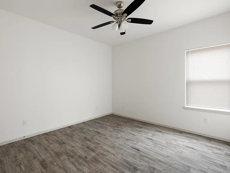 443 Medina Ln #3 — Photo 6