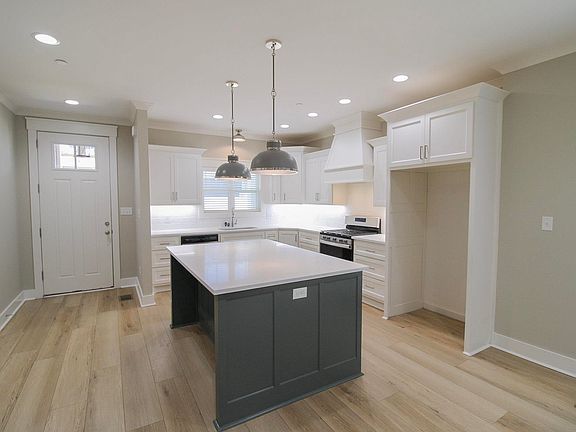 4th image of 1050 Edinburgh Dr