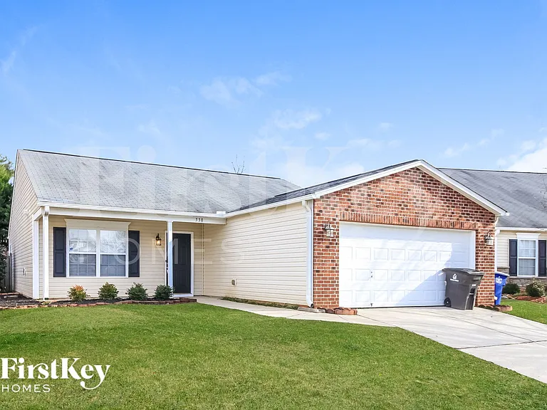530 Martha Ct — Photo 2