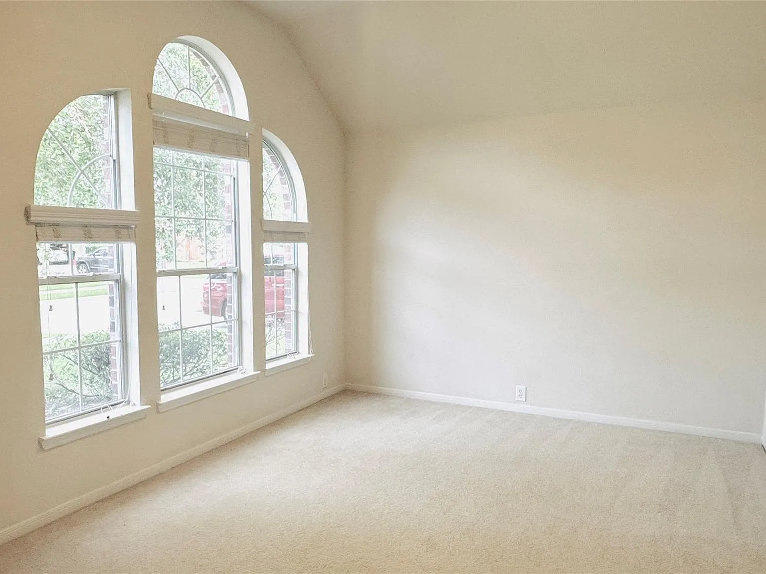 3 bed, 2.0 bath, 2336 sqft, $2,200 — Photo 4