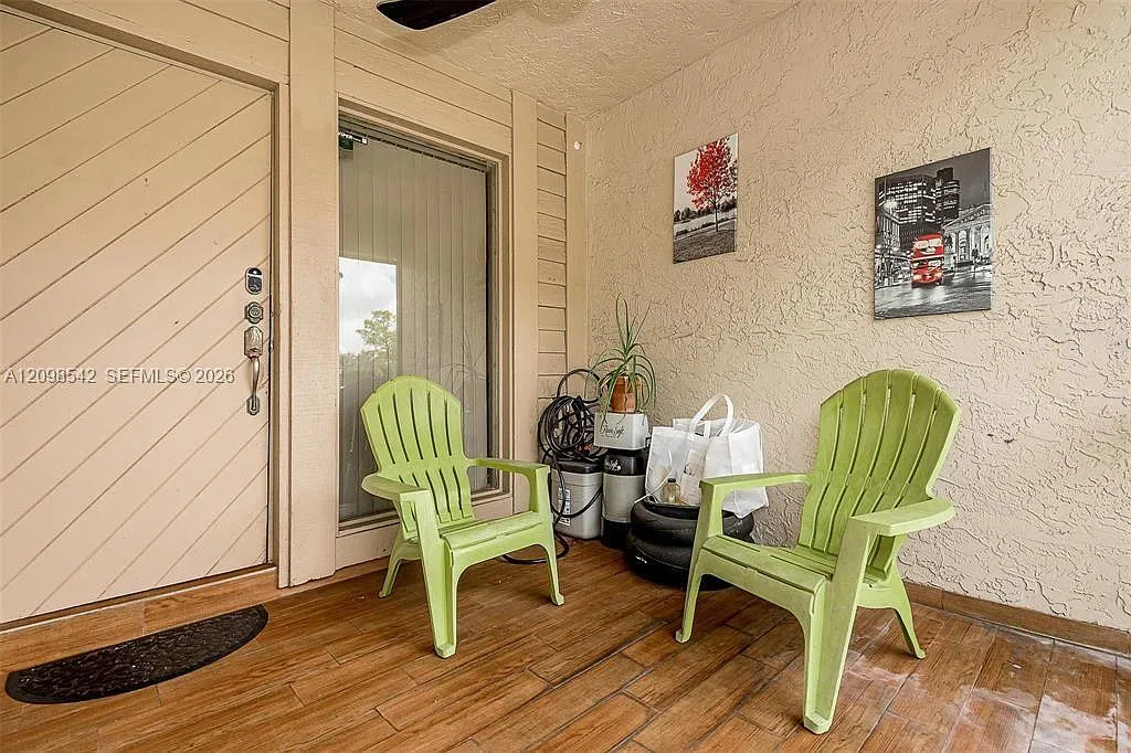 Maplewood Townhouses Cond — Photo 2