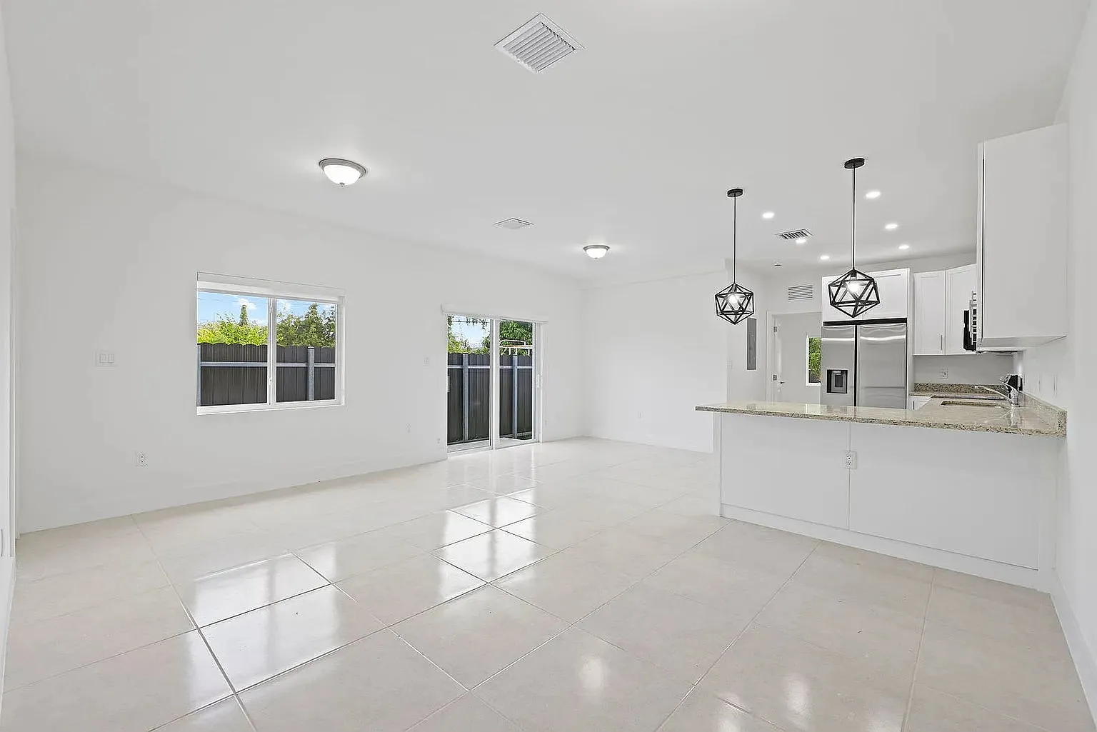 3 bed, 2.0 bath, 2454 sqft, $3,200 — Photo 3