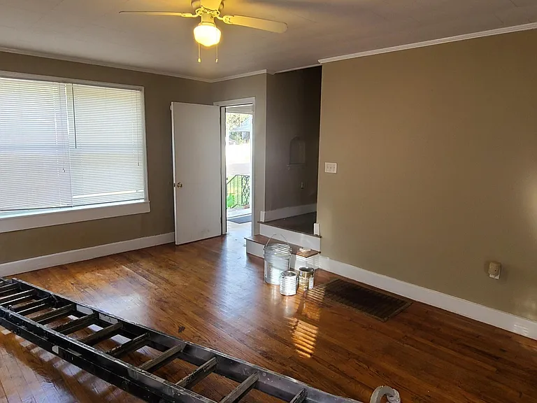 327 Decelle St #B — Photo 4