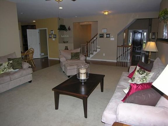4th image of 224 Eagle Glen Dr