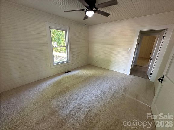 3rd image of 919 Orangewood St