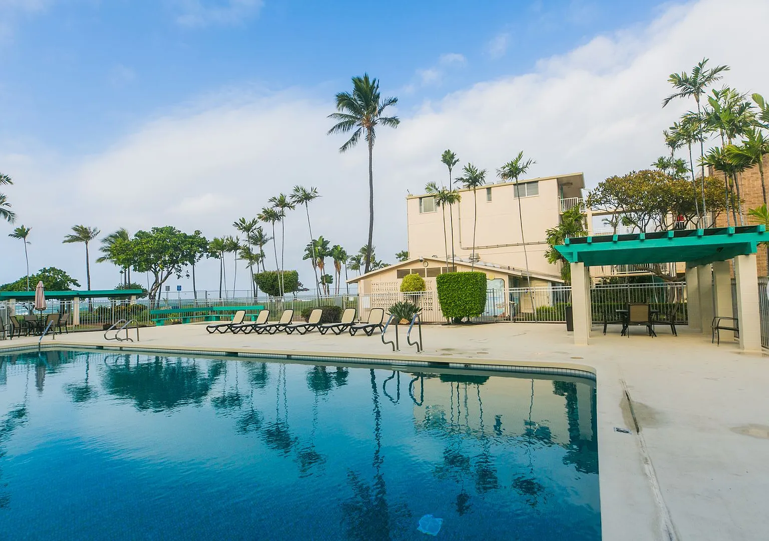 Direct ocean front 1 bed, 1 bath, covered parking, extra parking stall available for rent — Photo 1