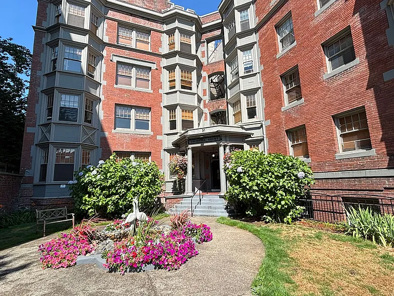 Lucretia Court Apartments — Photo 20