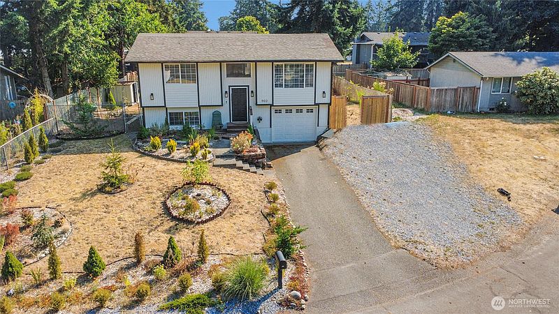 3rd image of 902 194th Street E