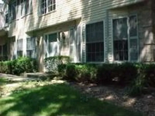 1452 Laurel Oaks Dr, Streamwood, IL 60107