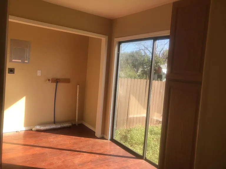 704 Deane Dr — Photo 5