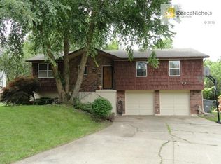 2604 NW London Dr, Blue Springs, MO 64015