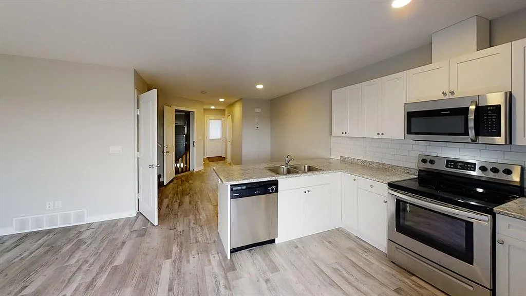 3 bed, 2.5 bath, 1273 sqft, $2,200 — Photo 2