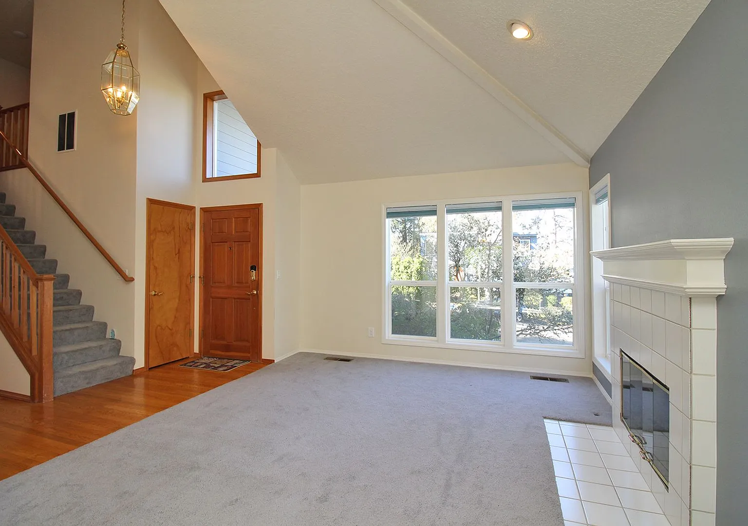 Charming Crestwood 3 Bedroom/2.5 Bath Home On Quiet Dead-End Street — Photo 4