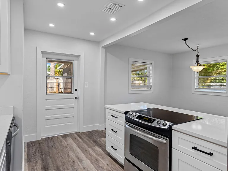 1561 Maravilla Ave — Photo 10