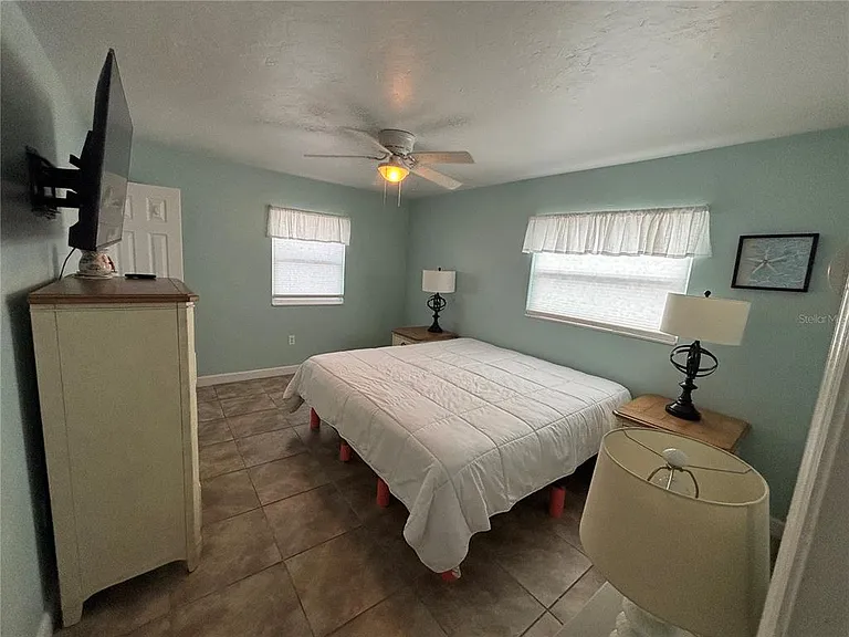 1008 Estremadura Dr — Photo 17