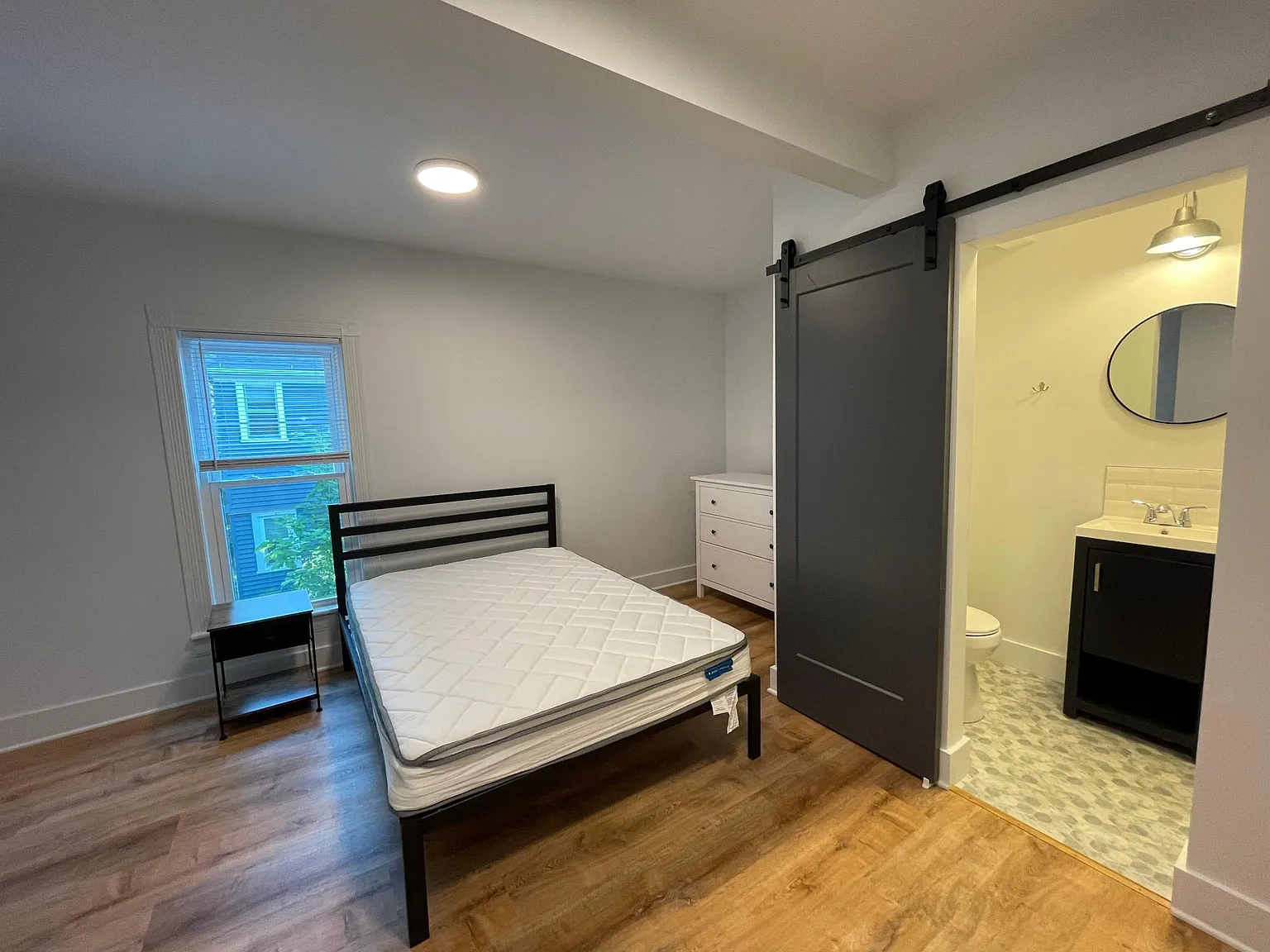 5 bed, 2150 sqft, $4,375 — Photo 2