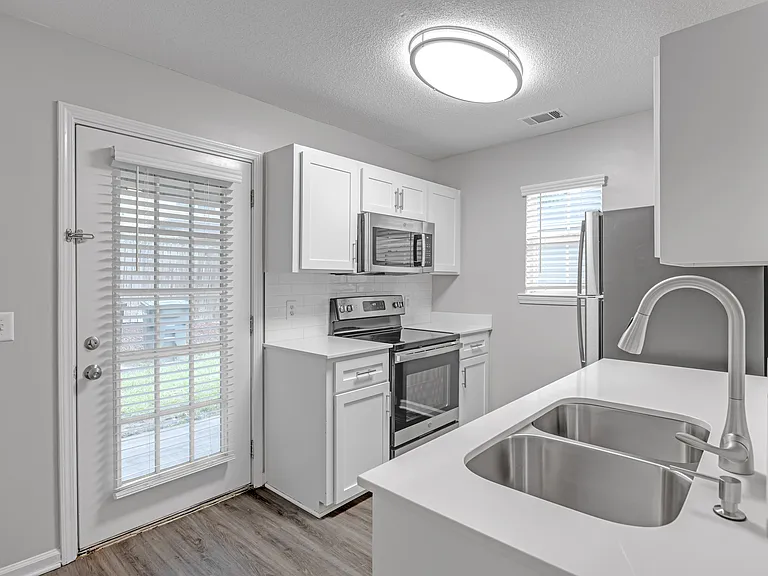Lakeview Oaks Townhomes — Photo 13
