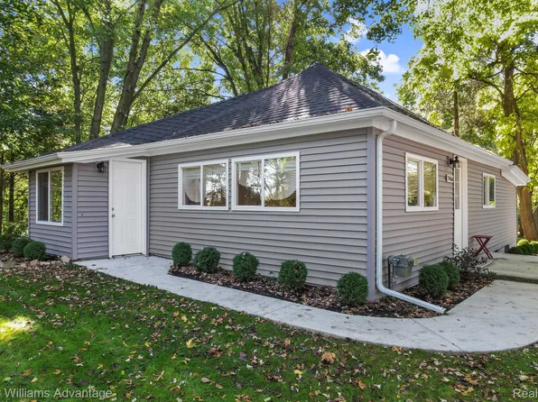 7466 Longworth Dr, Brighton, MI 48116