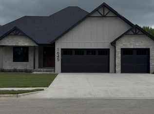 1645 E Cobblestone Dr, Ozark, MO 65721