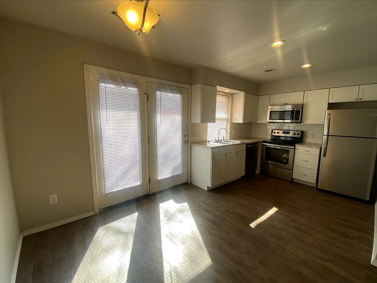 2 bed, 1.5 bath, 2010 sqft, $1,295 — Photo 4