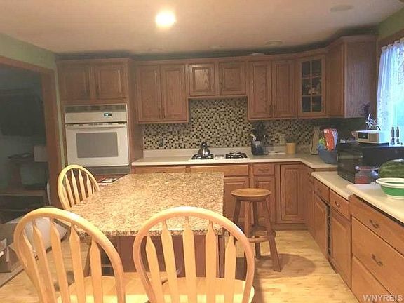 4th image of 70 Camelot Dr