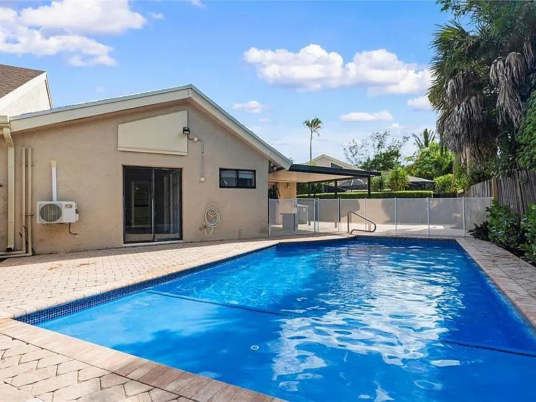 7659 Sierra Ter W — Photo 1