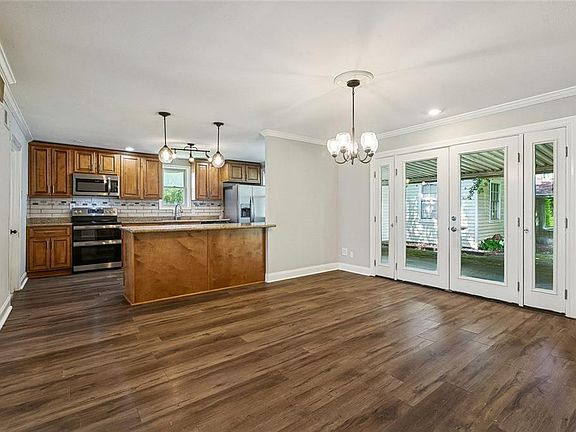 5th image of 266 Roselyn Park Pl