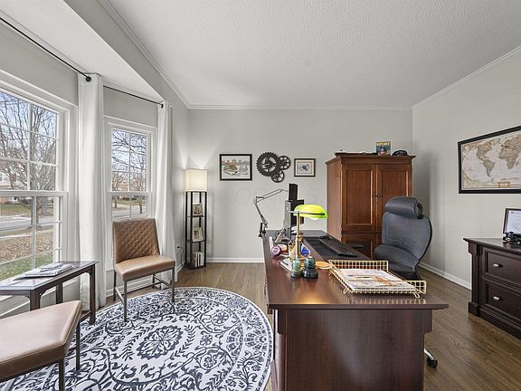 5th image of 875 Dunvegan Cir