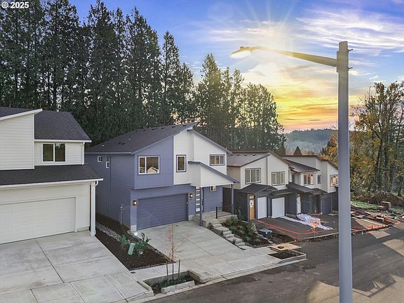 3rd image of 284 NW Mawrcrest Ave