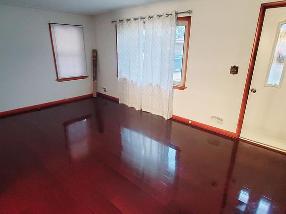 2nd image of 1527 48th St SE